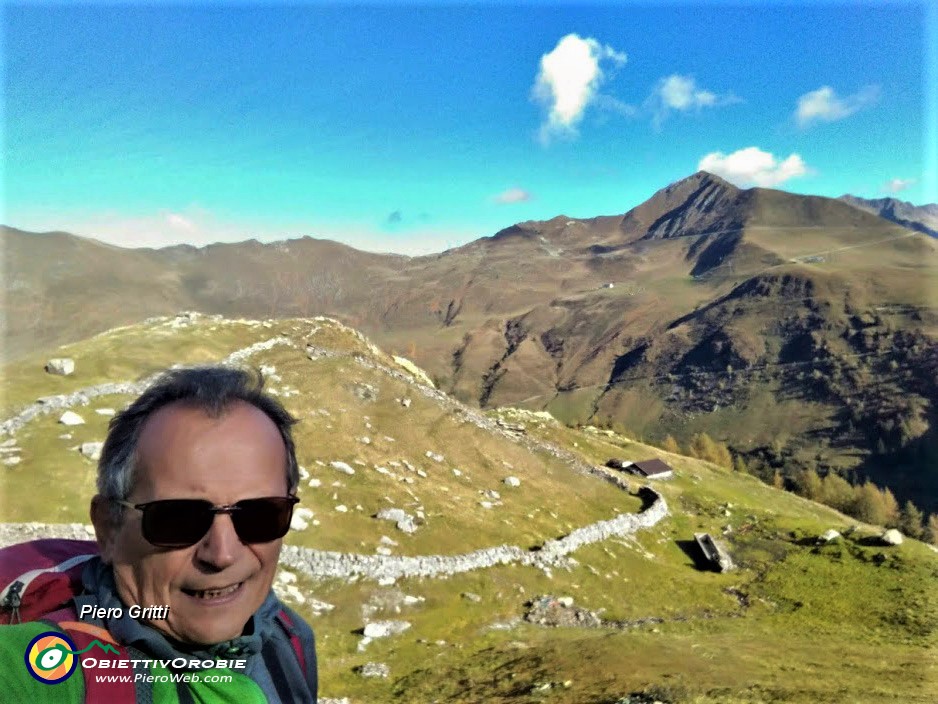 38 Vista dall'alto sulla Baita 'MInchuchi' con sullo sfondo Ca' San Marco e Pizzo delle segade.jpg